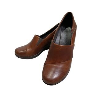 Dansko Women’s 38EU Rosaline Burnished Brown Leather Wedge Clogs